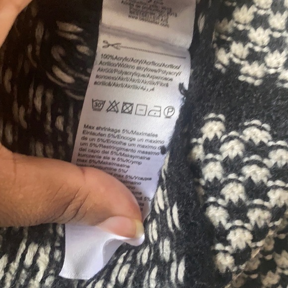 Beautiful sweater shape like a poncho - Picture 4 of 4